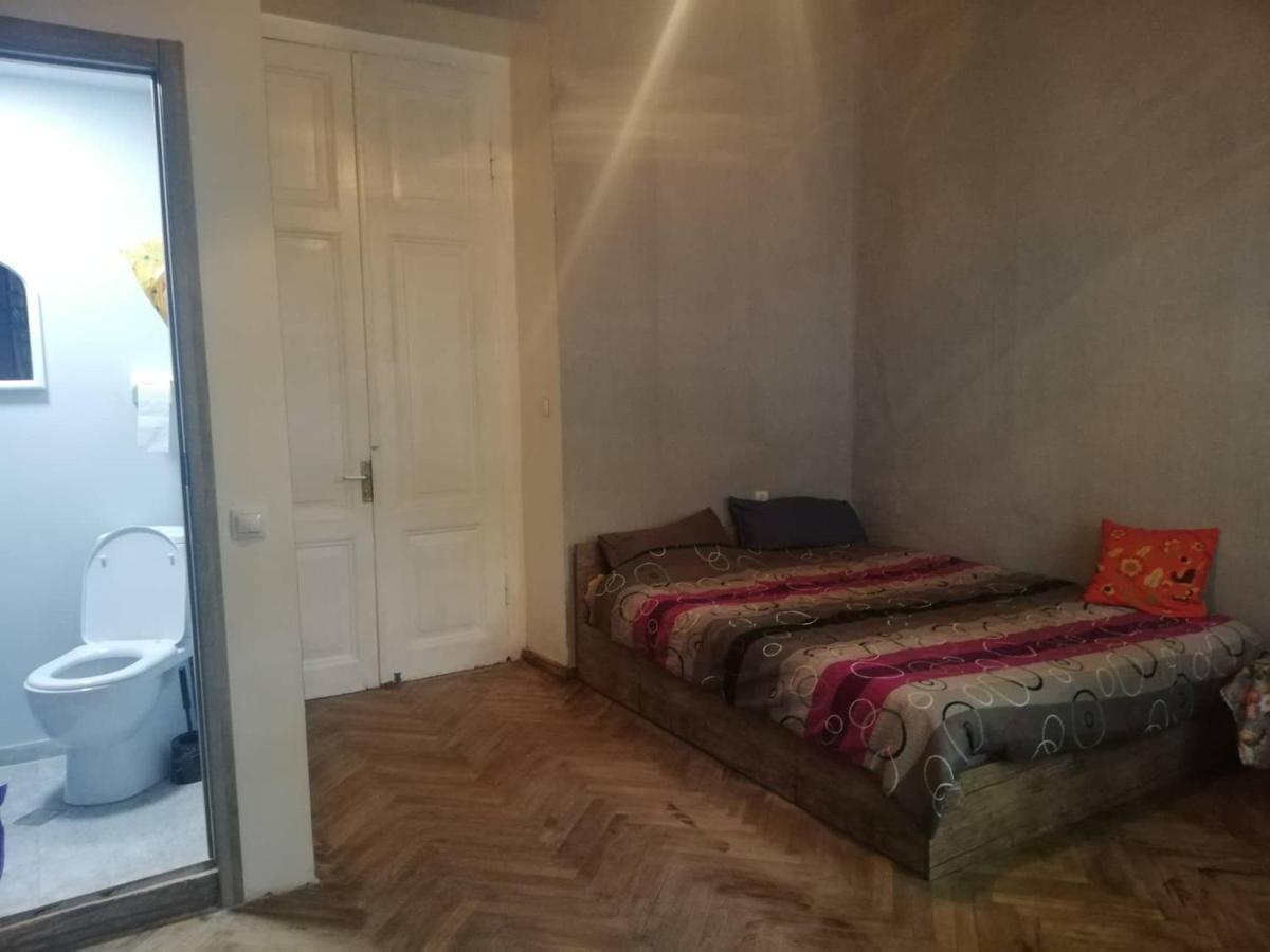 Eka'S Apartment On Marjanishvili Tbilisi Esterno foto