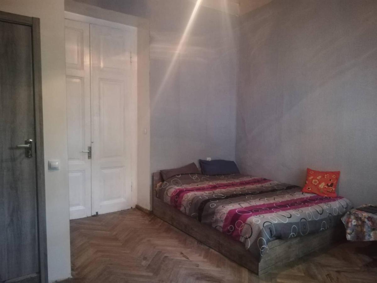 Eka'S Apartment On Marjanishvili Tbilisi Esterno foto